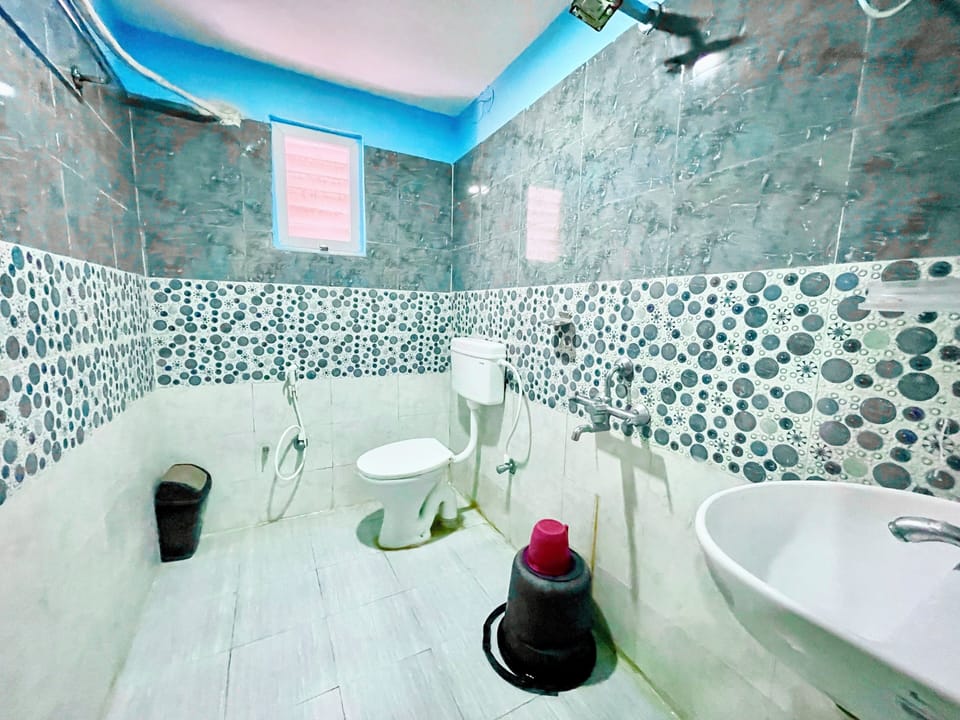 Deluxe Room | Bathroom | Shower, rainfall showerhead, bidet, towels
