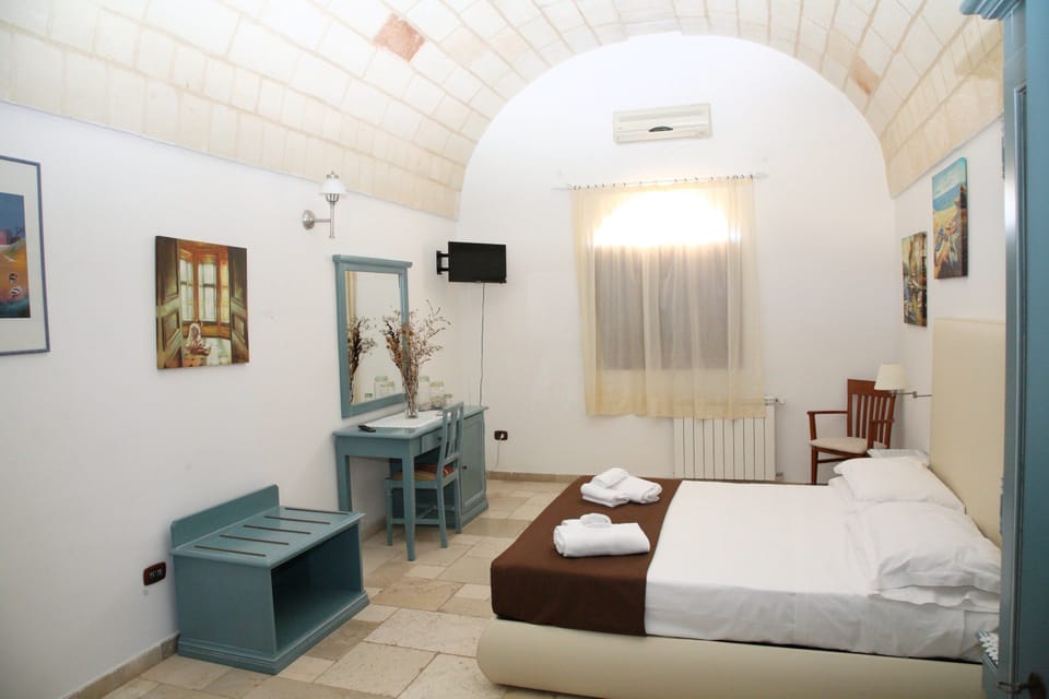 Minibar, desk, cribs/infant beds, free WiFi