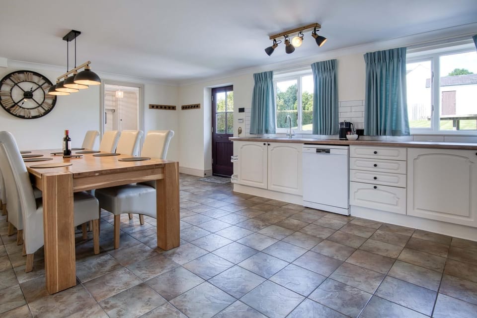 House (4 Bedrooms) | Private kitchen | Microwave, oven, highchair