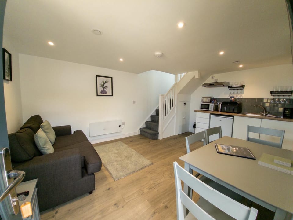 Cottage (1 Bedroom) | Living area