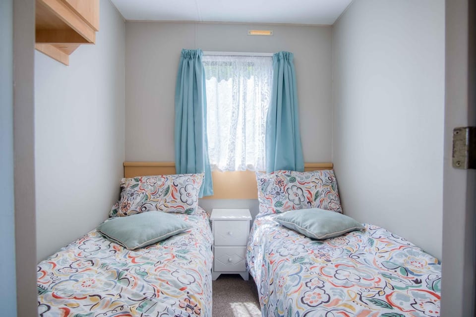 Hopkins Retreat - 3 Bedroom Caravan - Hot Tub Apartment in Wales
