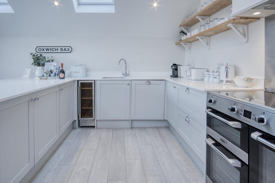 Cottage (3 Bedrooms) | Private kitchen | Microwave, oven, highchair