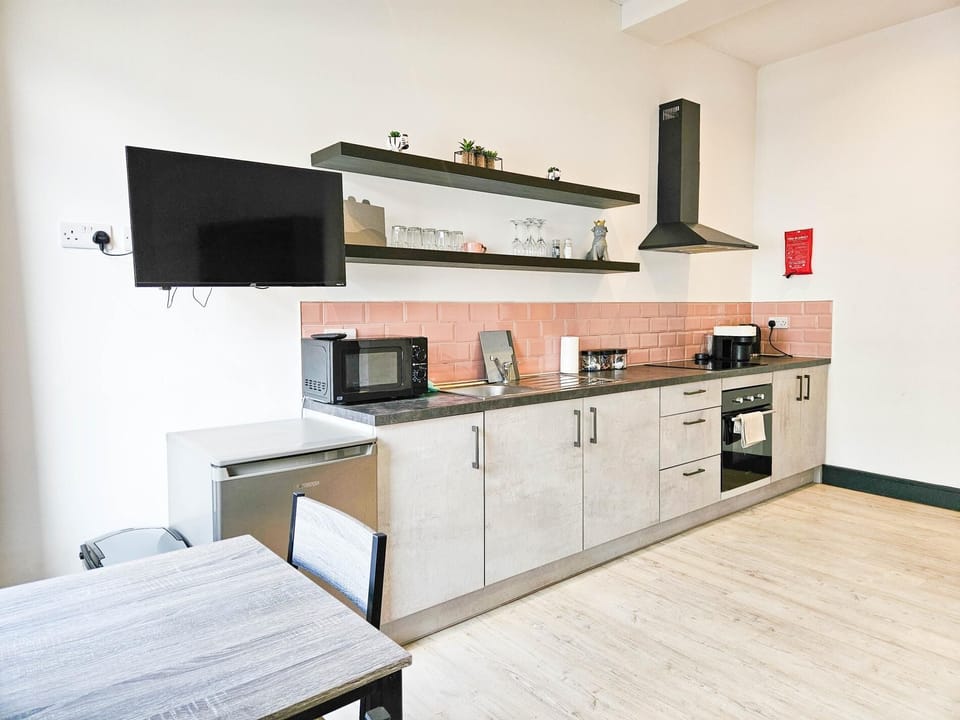 Apartment (0 Bedroom) | Private kitchen | Microwave, oven