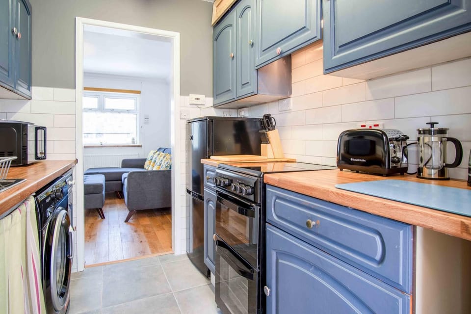 Cottage (2 Bedrooms) | Private kitchen | Microwave, oven