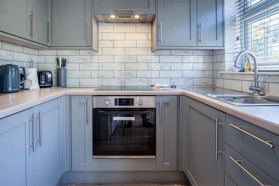 Chalet (2 Bedrooms) | Private kitchen | Microwave, oven