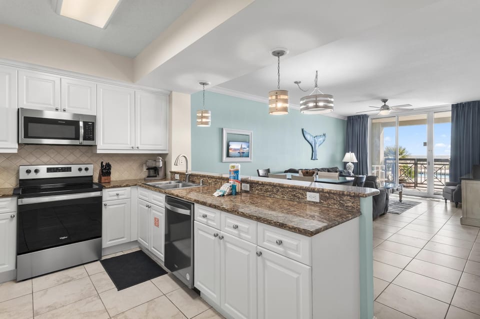 Condo, Multiple Beds (Azure #112) | Private kitchen | Oven, toaster