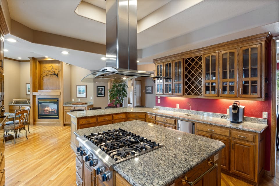 House, Multiple Beds, Hot Tub (Sunset Oasis) | Private kitchen