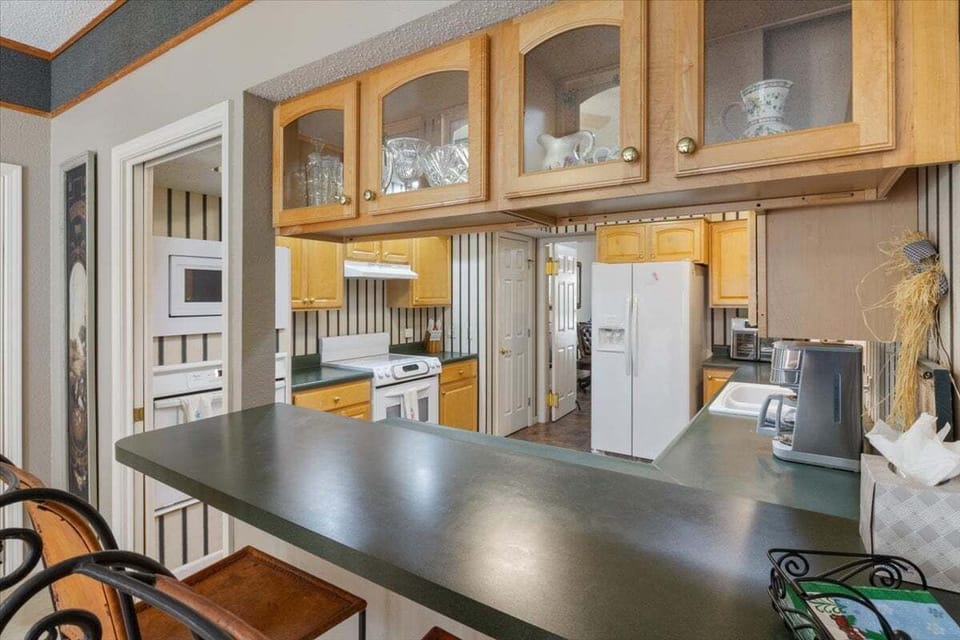 House, Multiple Beds, Hot Tub (Red Barn Manor Suites) | Private kitchen