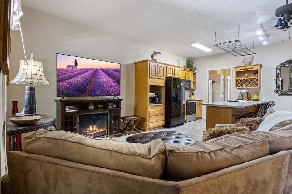 House, Multiple Beds, Hot Tub (Red Barn Manor Suites) | Living area