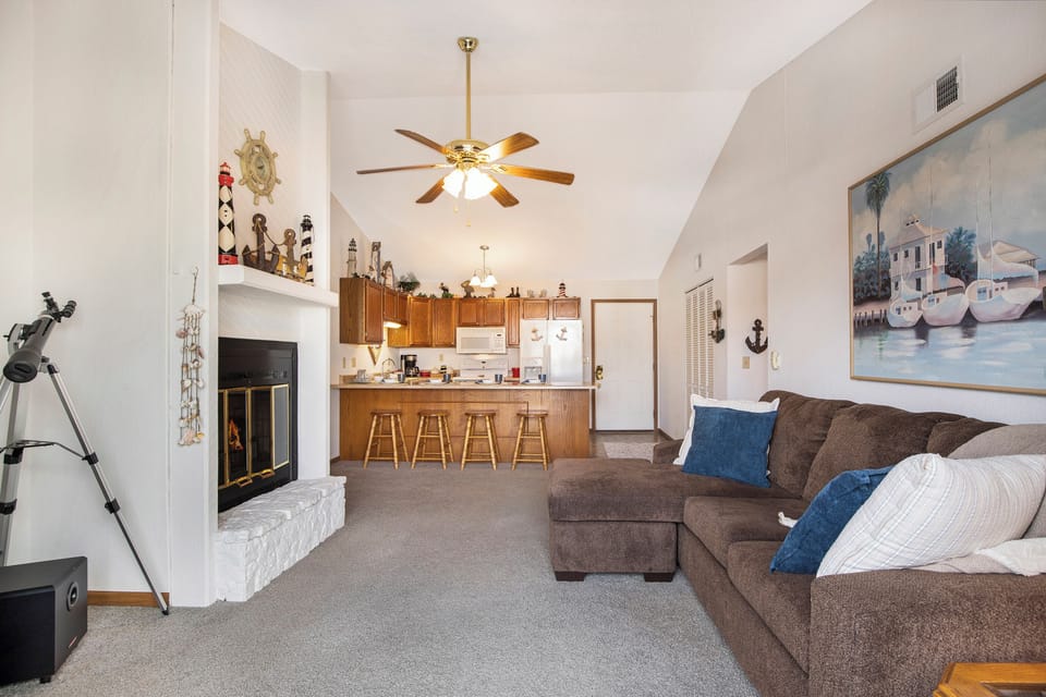 Condo, 2 Queen Beds, Pool Access (Pelican Point) | Living area