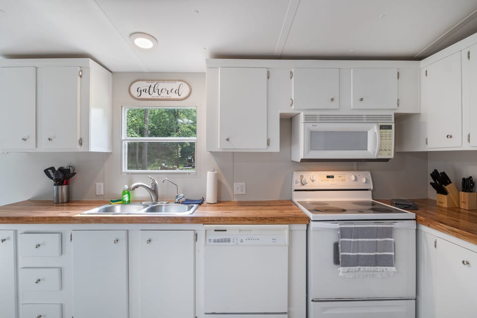 House, Multiple Beds, Hot Tub (The Great Escape) | Private kitchen