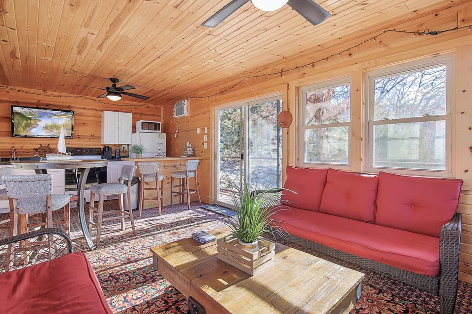 House, Multiple Beds, Hot Tub (Lakeview Haven) | Living area