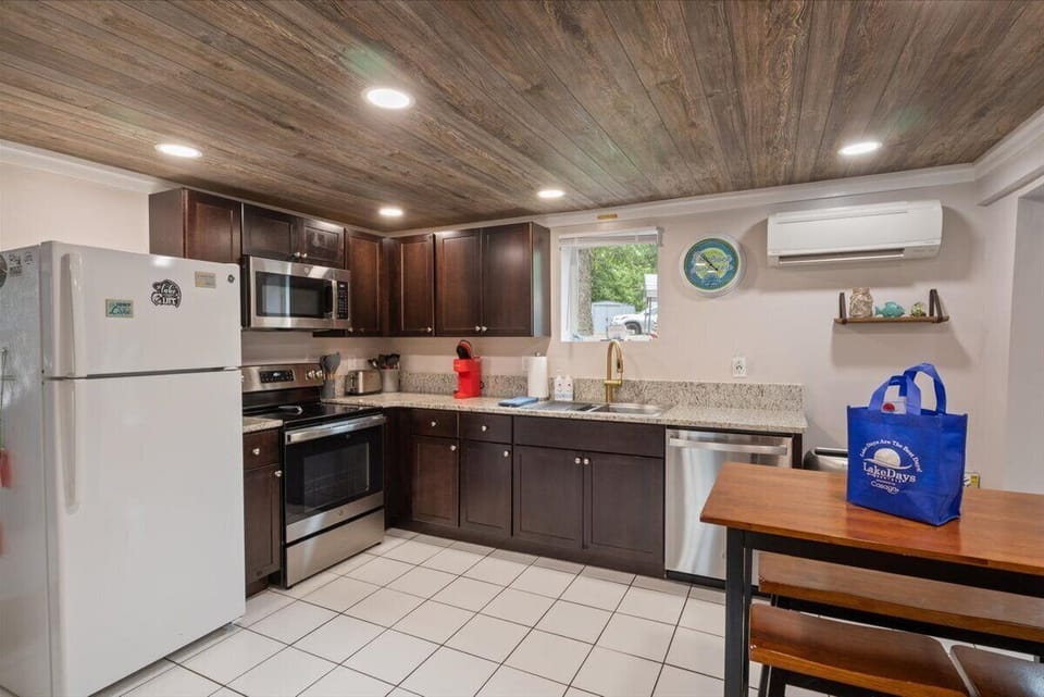 House, Multiple Beds, Hot Tub (Hawk's Landing) | Private kitchen