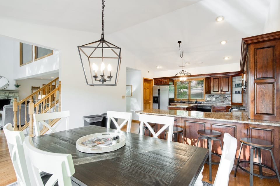 House, Multiple Beds, Patio (Byrde's Hideaway) | 5 bedrooms, individually decorated, individually furnished, bed sheets