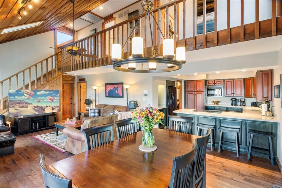 House, Multiple Beds, Patio (Cozy Digs Lake Lodge) | Interior