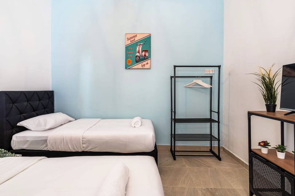 Studio, 2 Twin Beds, Kitchenette, City View | Iron/ironing board, WiFi (free)