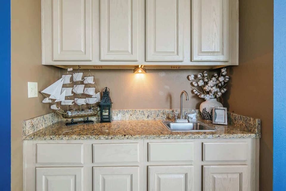 Condo, Multiple Beds, Beach View (Legacy Tower II 0809) | Interior
