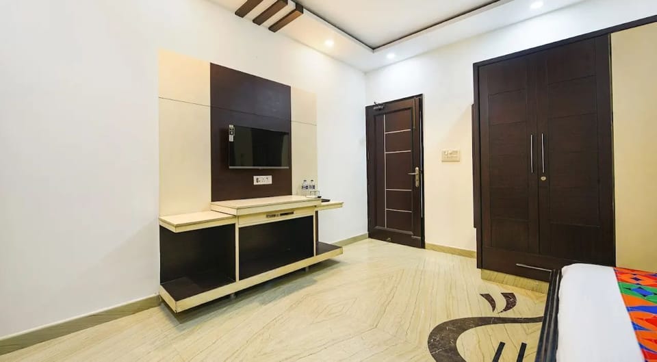 Desk, laptop workspace, iron/ironing board, free WiFi