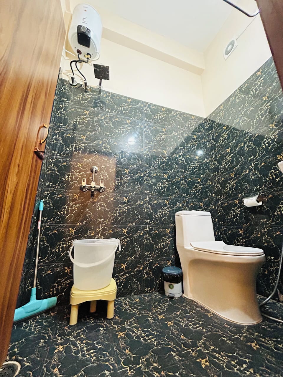 Executive Room | Bathroom | Free toiletries, slippers, bidet, towels