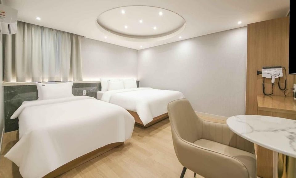 Superior Twin Room | Desk, WiFi (free), individually decorated, individually furnished