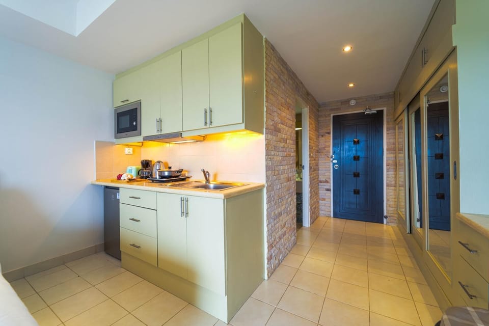 Condo, 1 Bedroom, Balcony, Sea View | Private kitchenette
