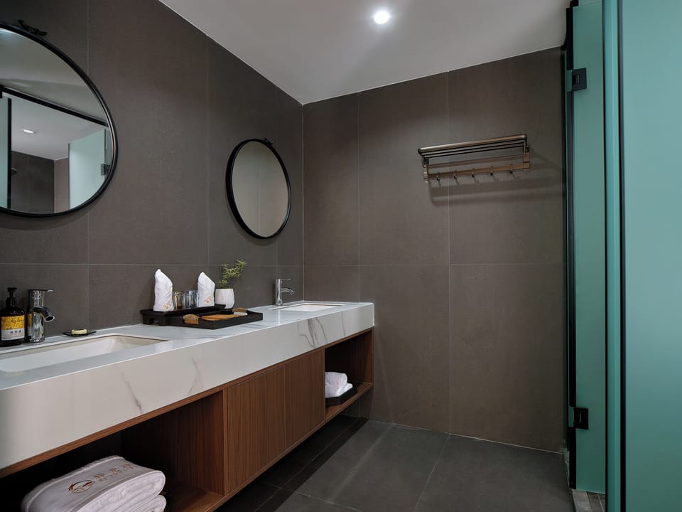 Family Room | Bathroom | Shower, free toiletries, slippers, towels
