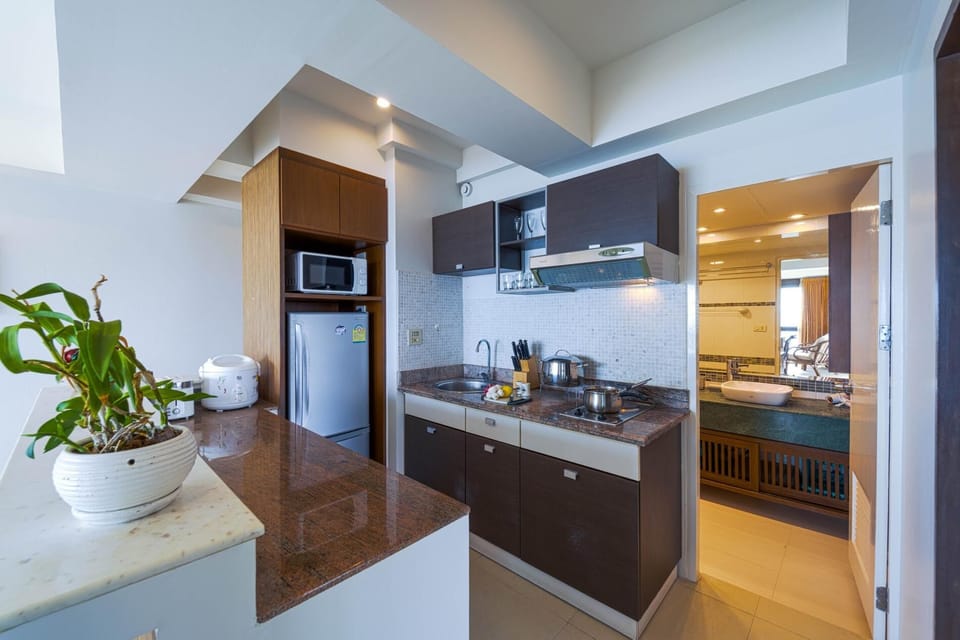 Condo, 2 Bedrooms, Balcony, Sea View | Private kitchenette | Electric kettle
