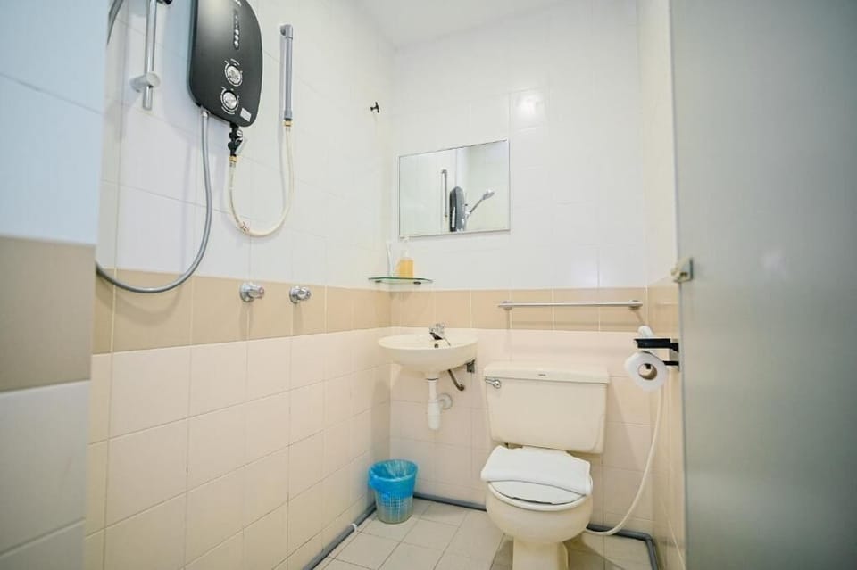 Deluxe Double Room | Bathroom | Shower, towels, soap, shampoo