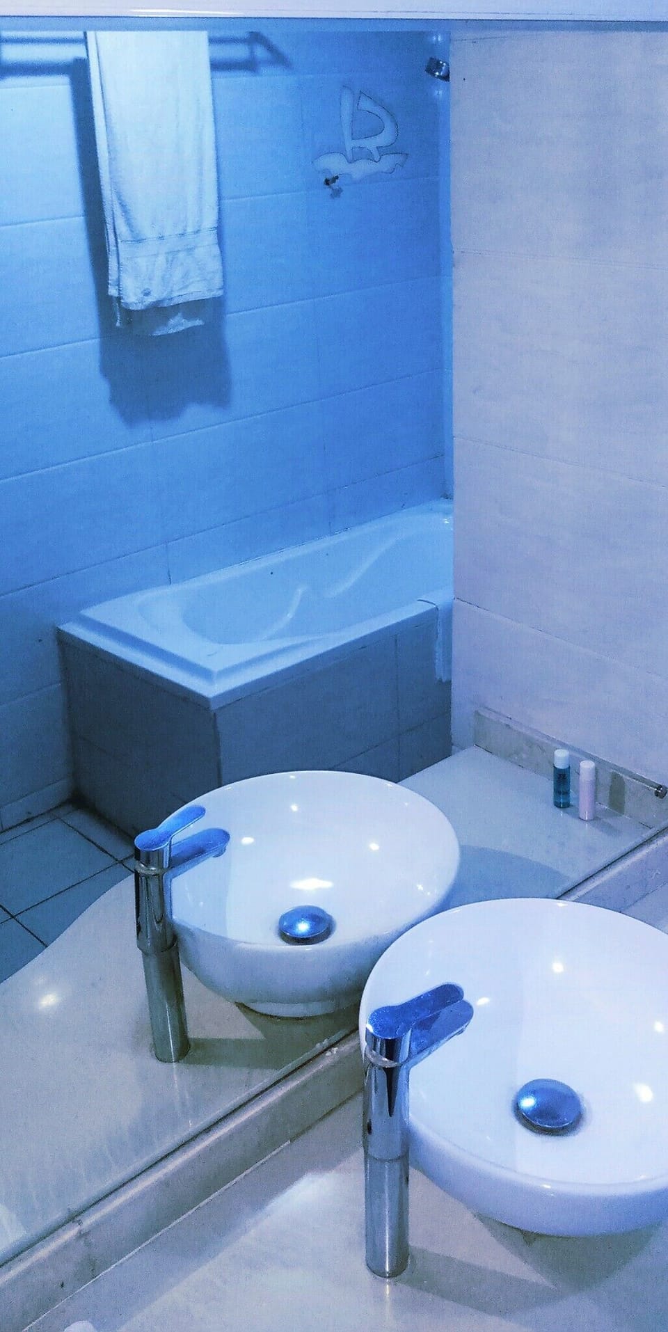 Luxury Single Room, City View | Bathroom | Separate tub and shower, free toiletries, slippers, towels