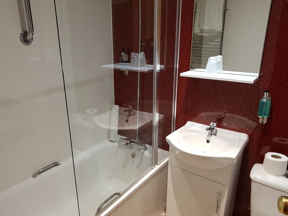 Combined shower/tub, free toiletries, towels