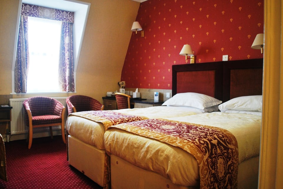 Traditional Twin Room, 1 Bedroom, Garden View | Desk, laptop workspace, free WiFi, bed sheets
