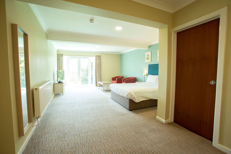 Standard Room, 1 King Bed, Non Smoking, Balcony | Premium bedding, desk, blackout drapes, iron/ironing board