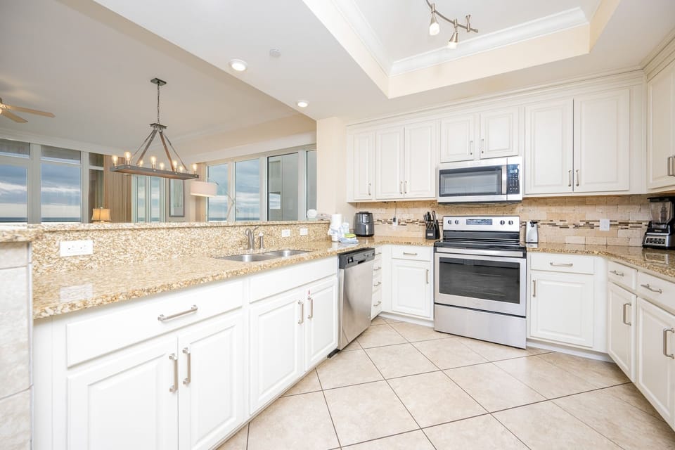 Condo, 4 Bedrooms | Private kitchen | Coffee/tea maker, fridge, oven