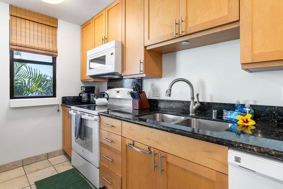Condo, 1 King Bed with Sofa bed, Lanai, Partial Ocean View (Kona Makai 4202) | Private kitchen