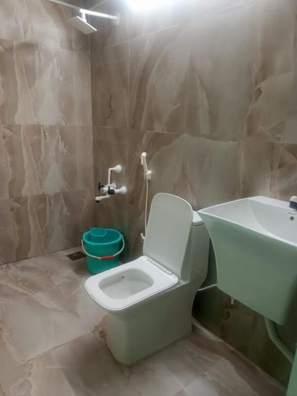 Shower, free toiletries, towels