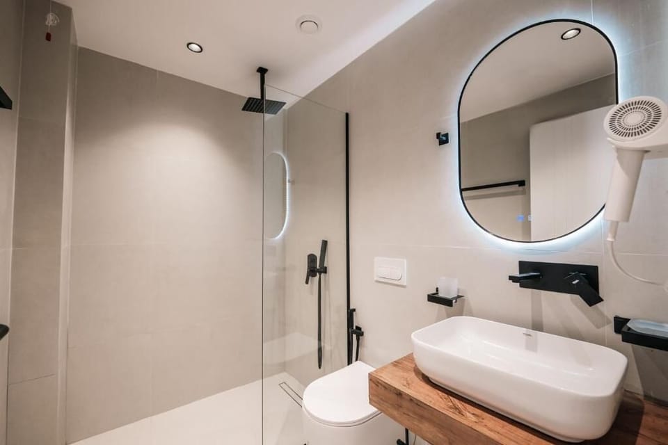 Suite with Pool View | Bathroom | Free toiletries, towels