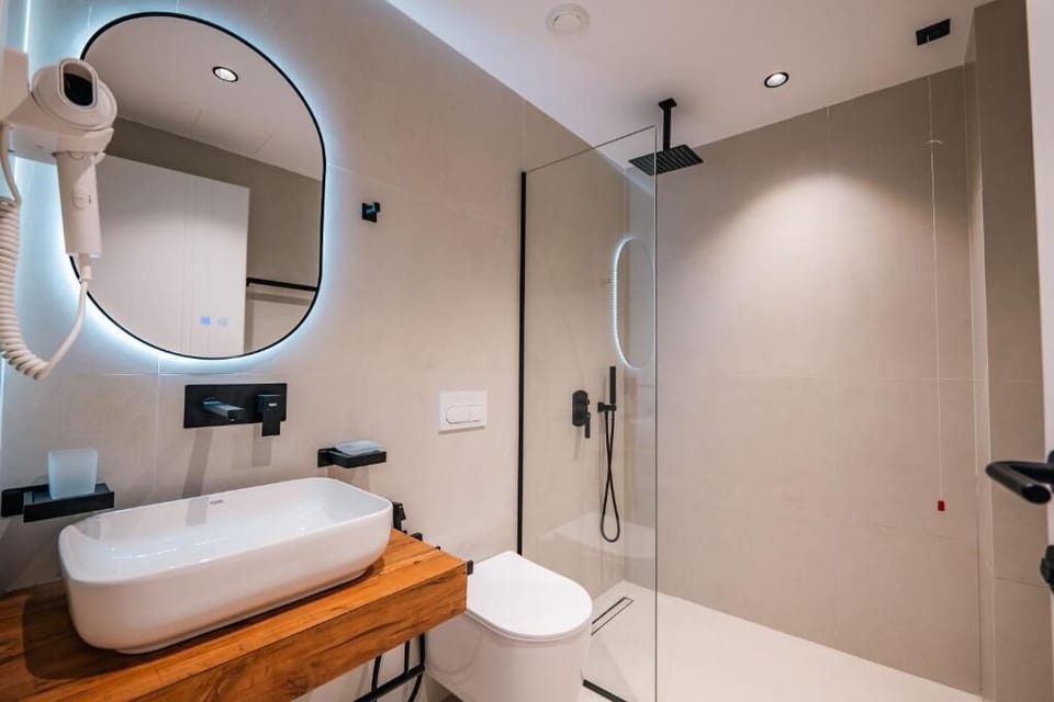 Deluxe Triple Room | Bathroom | Free toiletries, towels