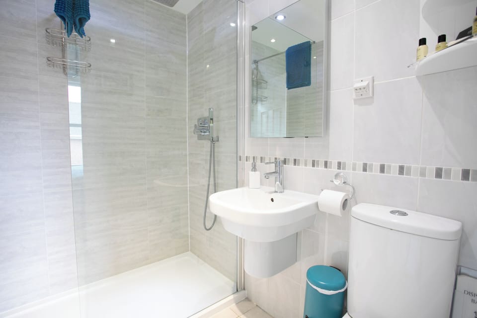 Standard Double Room, Ensuite | Bathroom | Hair dryer, towels, soap, shampoo