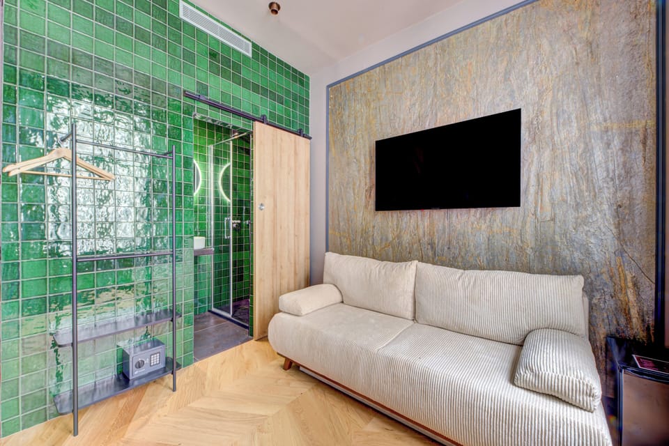 Classic Triple Room | In-room safe, desk, blackout drapes, soundproofing