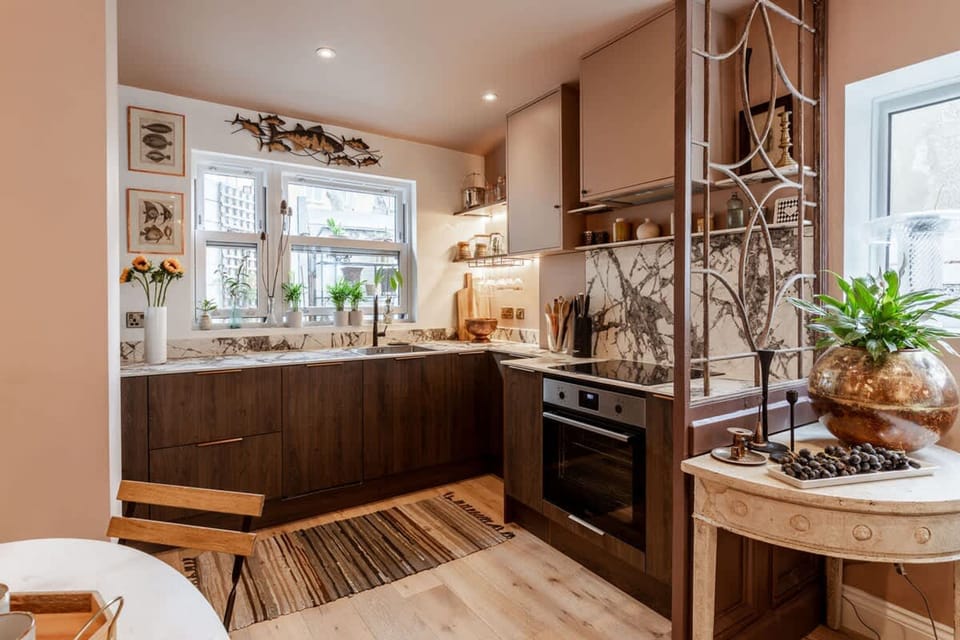 House | 2 bedrooms, desk