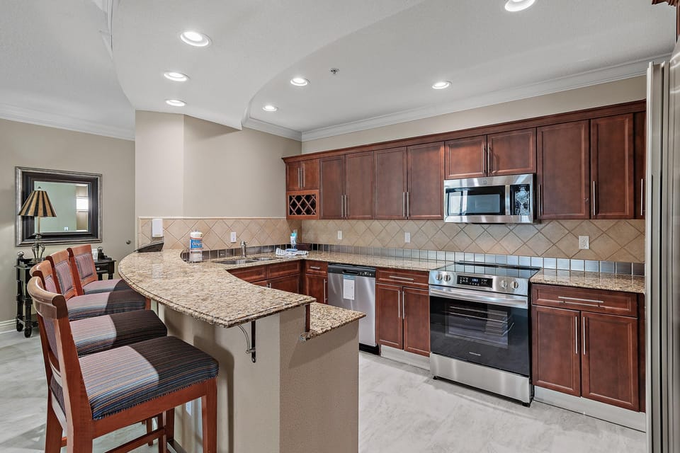 Condo, Multiple Beds (Emerald Grande W421) | Private kitchen | Oven, toaster