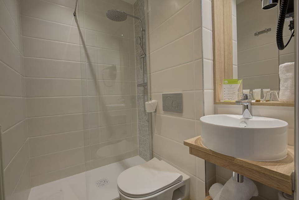 Triple Room, Bathtub | Bathroom | Free toiletries, hair dryer, towels