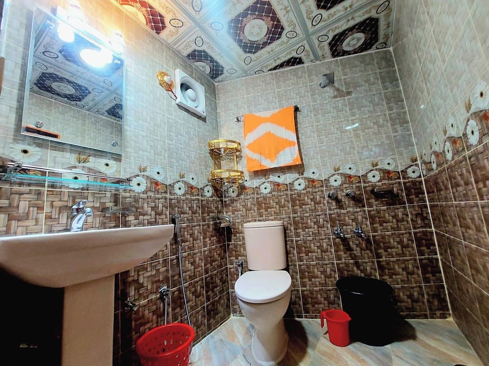 Comfort Double Room, Balcony, Garden View | Bathroom | Free toiletries, towels, soap, shampoo