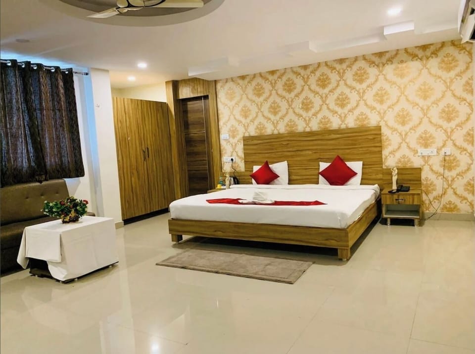 Junior Suite, Balcony, City View | In-room safe, desk, laptop workspace, soundproofing