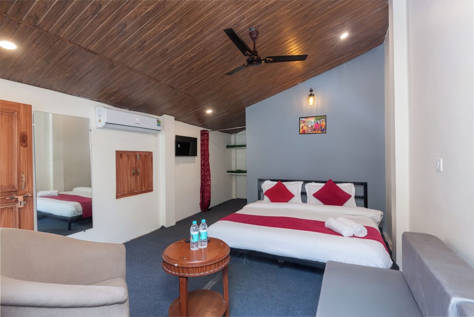 Deluxe Room | Desk, iron/ironing board, free WiFi, bed sheets