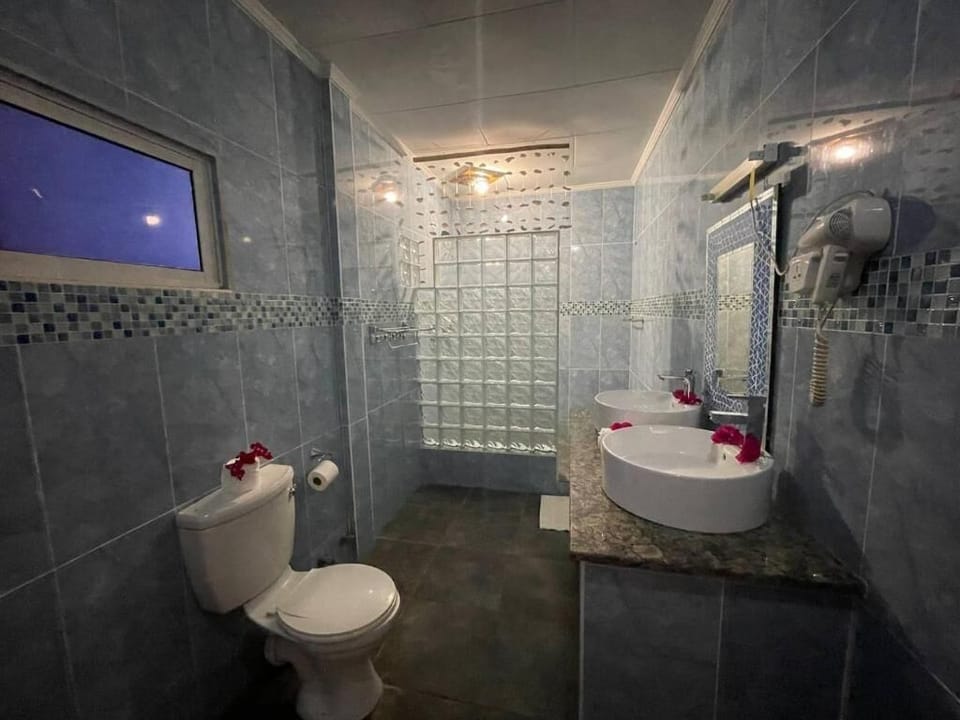 Standard Quadruple Room, 2 Queen Beds | Bathroom | Shower, free toiletries, hair dryer, bathrobes