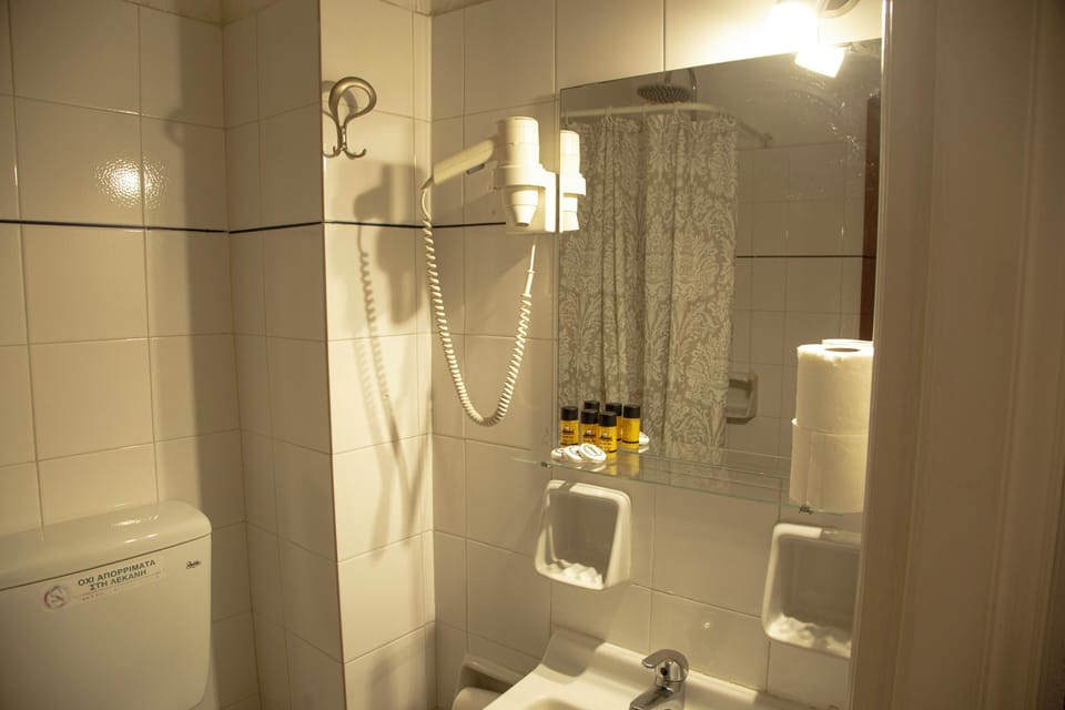 Basic Triple Room | In-room safe, desk, blackout drapes, free WiFi