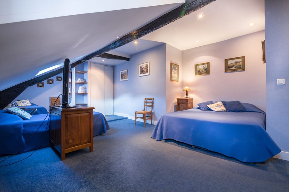Family Room | Desk, soundproofing, free WiFi