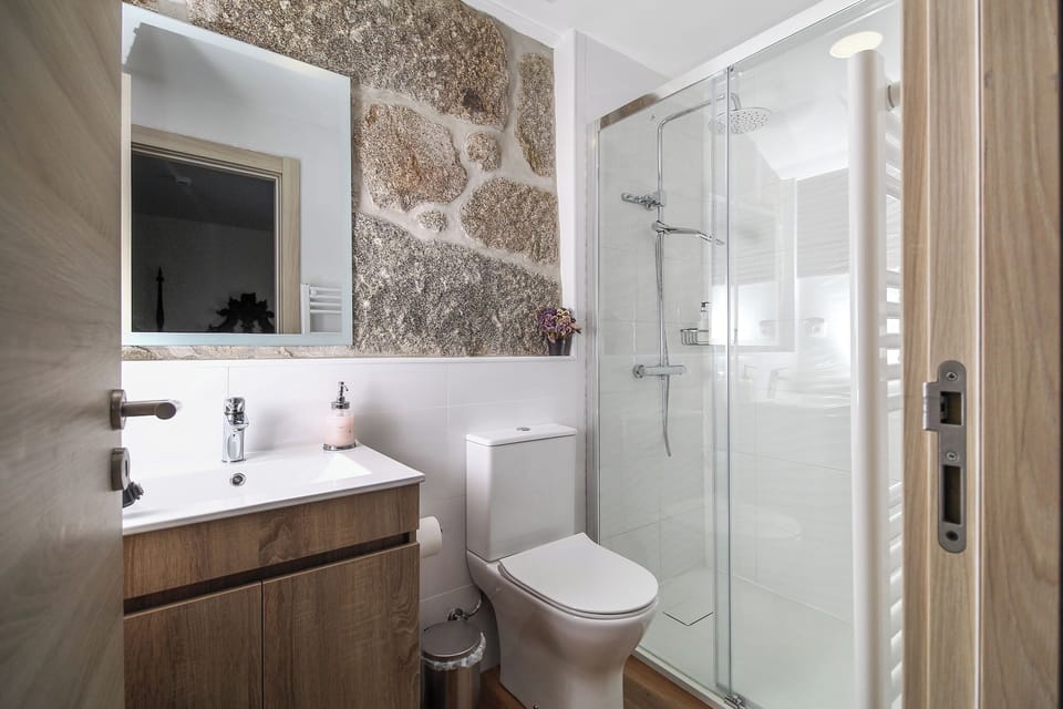 Double Room, Garden View | Bathroom | Shower, free toiletries, hair dryer, towels