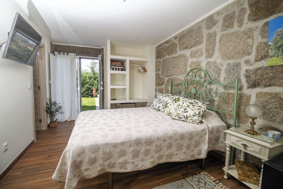 Double Room, Garden View | Desk, free WiFi